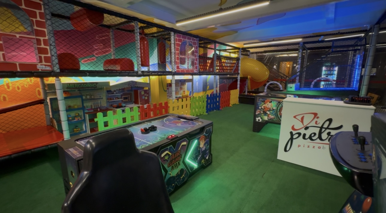 Espaço kids da Di Pietro, com brinquedos e área coberta para as crianças