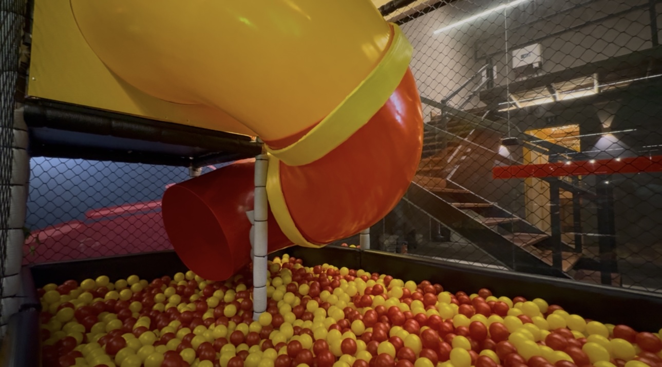 Tobogã e piscina de bolinhas do espaço kids da Di Pietro